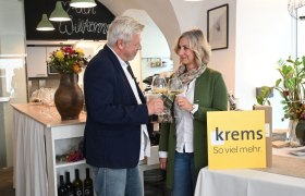 ein Paar stoßt mit Weingläsern an