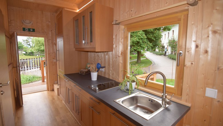 Gem&uuml;tlicher Wohnwagon am Esperanzahof, &copy; Mag.a Martina Kotzina, Esperanza- Zentrum f&uuml;r tierunterst&uuml;tzte P&auml;dagogik