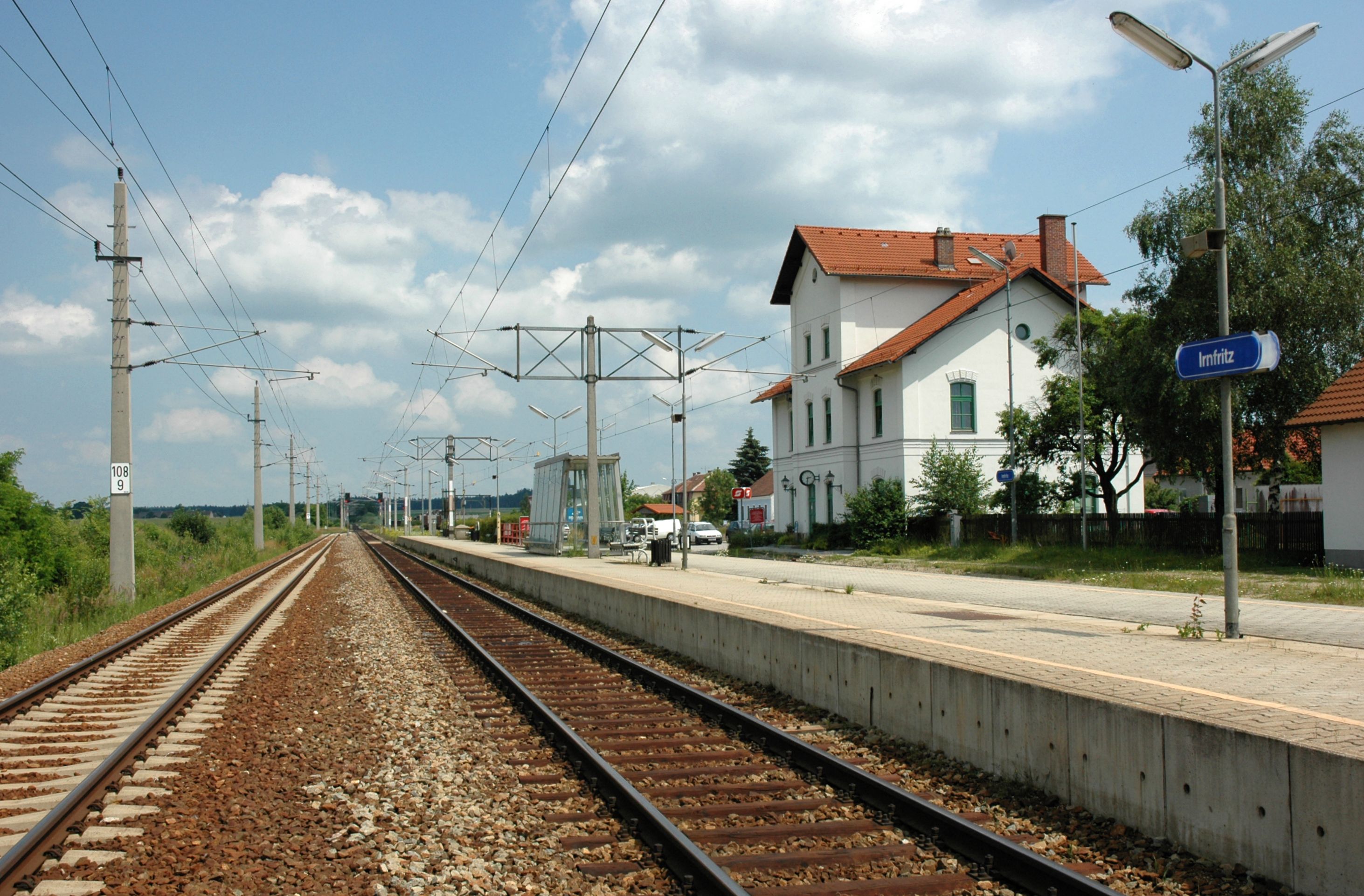 Kleiner Bahnhof mit Schienen und Bahnsteig
