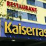 Eingang eines Gebäudes mit den Schildern 'Kaiserrast' und 'Restaurant'.