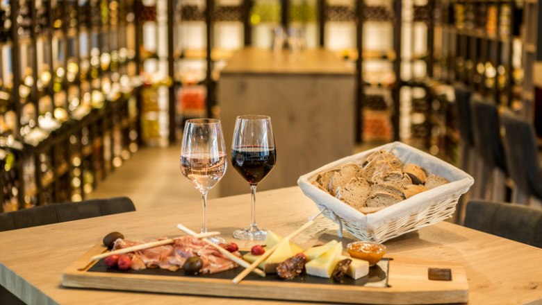 Genie&szlig;en Sie unsere Weine und dazu k&ouml;stliche H&auml;ppchen, &copy; Peter Hruska