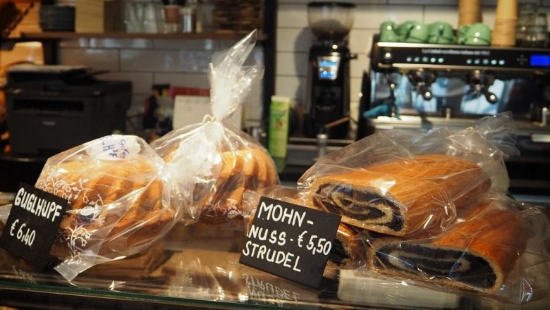 B&auml;ckereiauslage mit Guglhupf und Mohn-Nuss-Strudel.