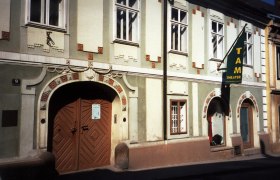 Fassade des TAM - Theater an der Mauer mit Eingangstür und Fenstern.