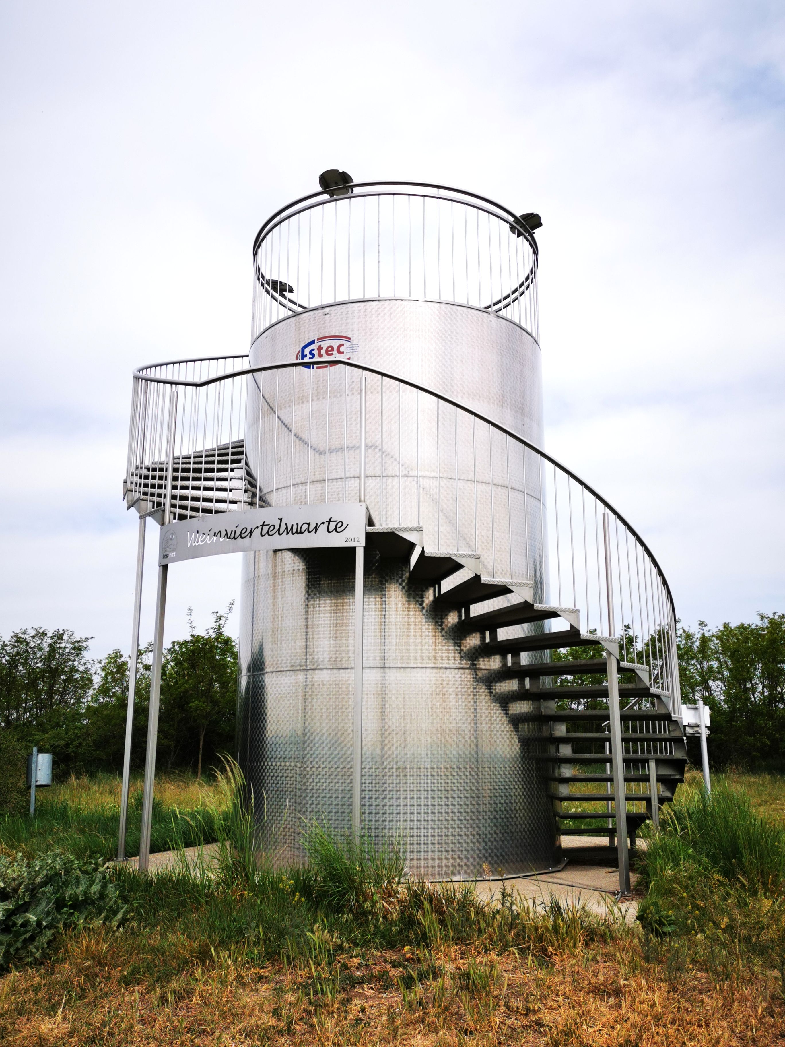 Metallische Aussichtswarte mit Wendeltreppe im Freien.