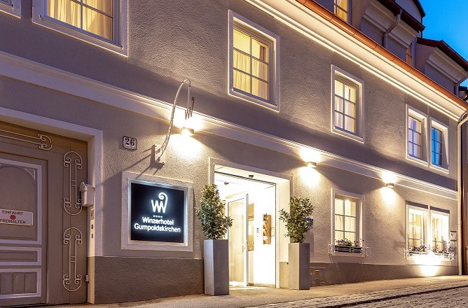 Winzerhotel bei Nacht, &copy; Weinreise - Winzerhotel Gumpoldskirchen