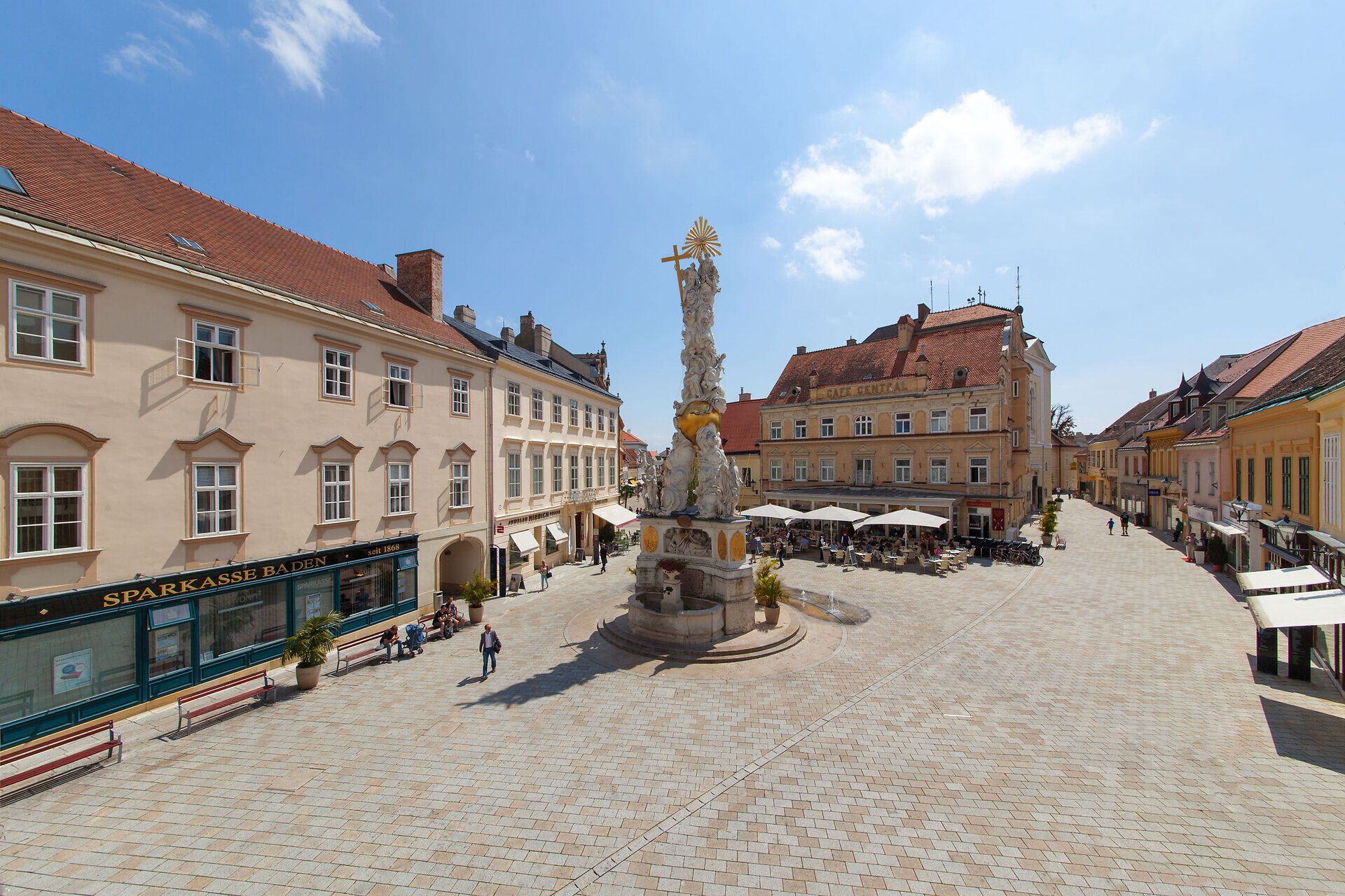 Der Hauptplatz strahlt eine einladende Atmosphäre aus, umgeben von historischen Gebäuden und blühenden Pflanzen. Die Pestsäule, ein beeindruckendes Denkmal, zieht die Blicke der Besucher an und erzählt von der reichen Geschichte der Stadt. Genießen Sie die entspannte Stimmung bei einem Spaziergang oder einem Kaffee in einem der charmanten Cafés.