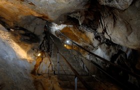 Innenansicht der Nixh&ouml;hle in Frankenfels mit beleuchteter Treppe.