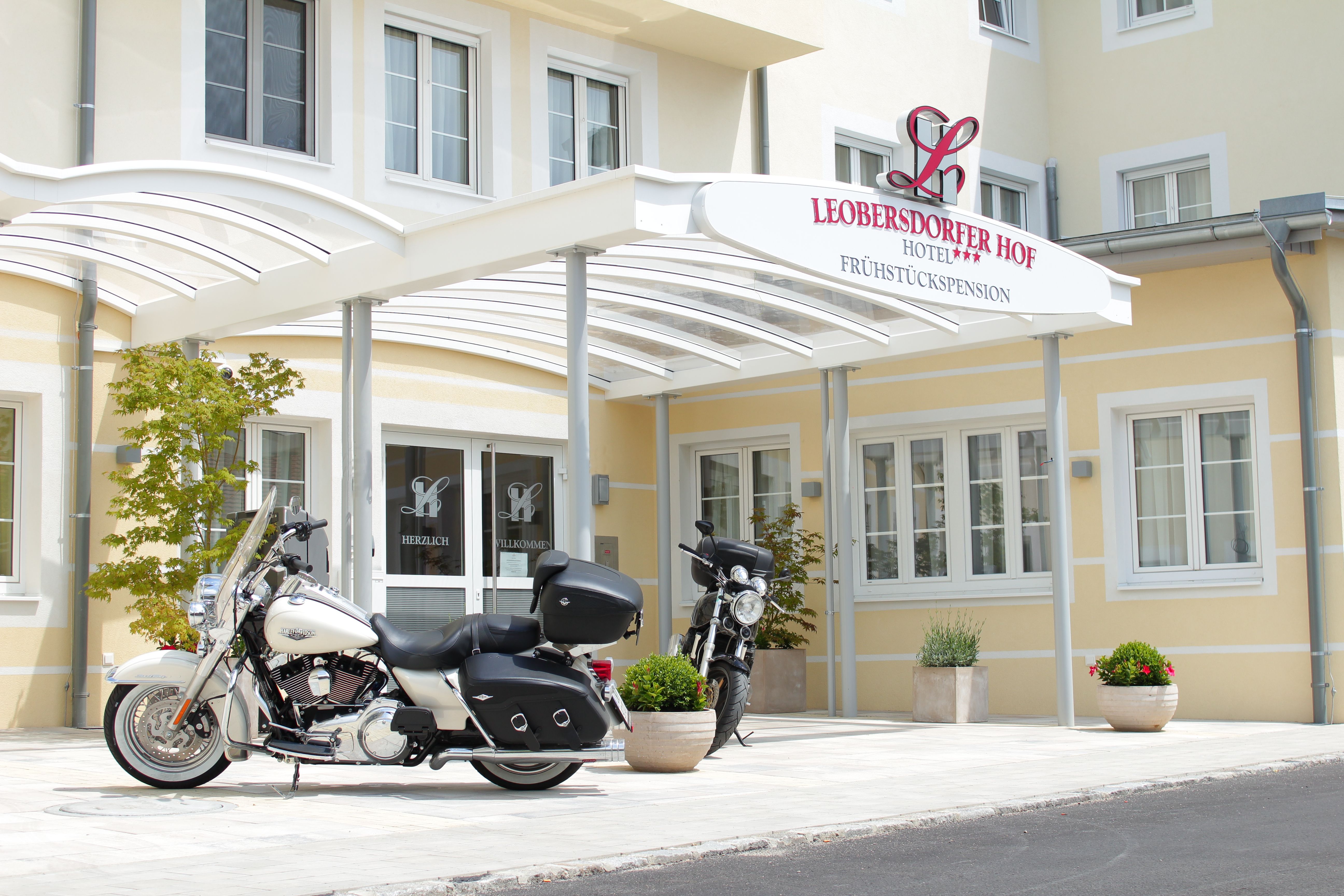 Zwei Motorräder vor dem Eingang des Leobersdorfer Hof Hotels.