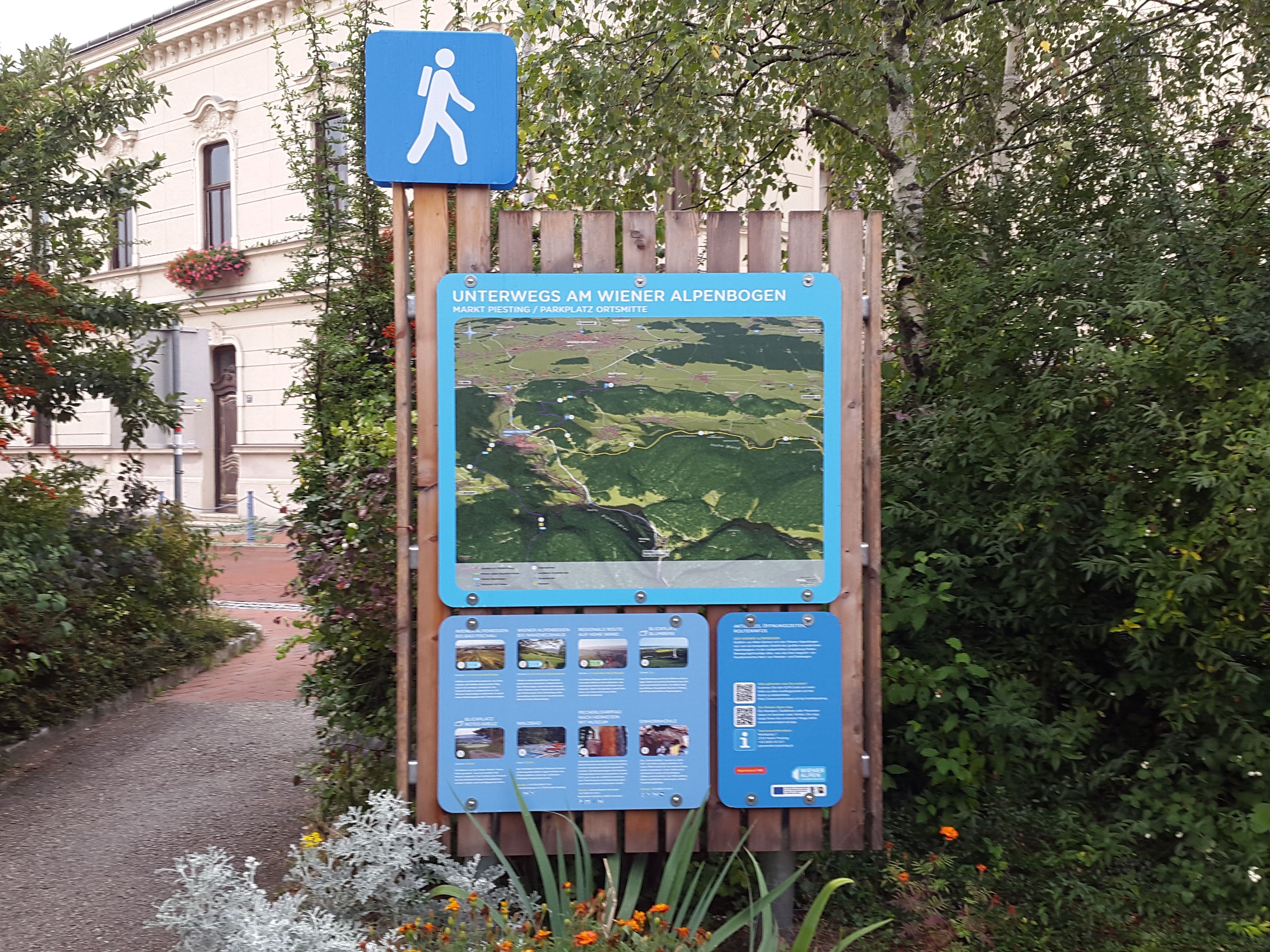 Wandertafel mit Karte und Informationen am Wiener Alpenbogen.