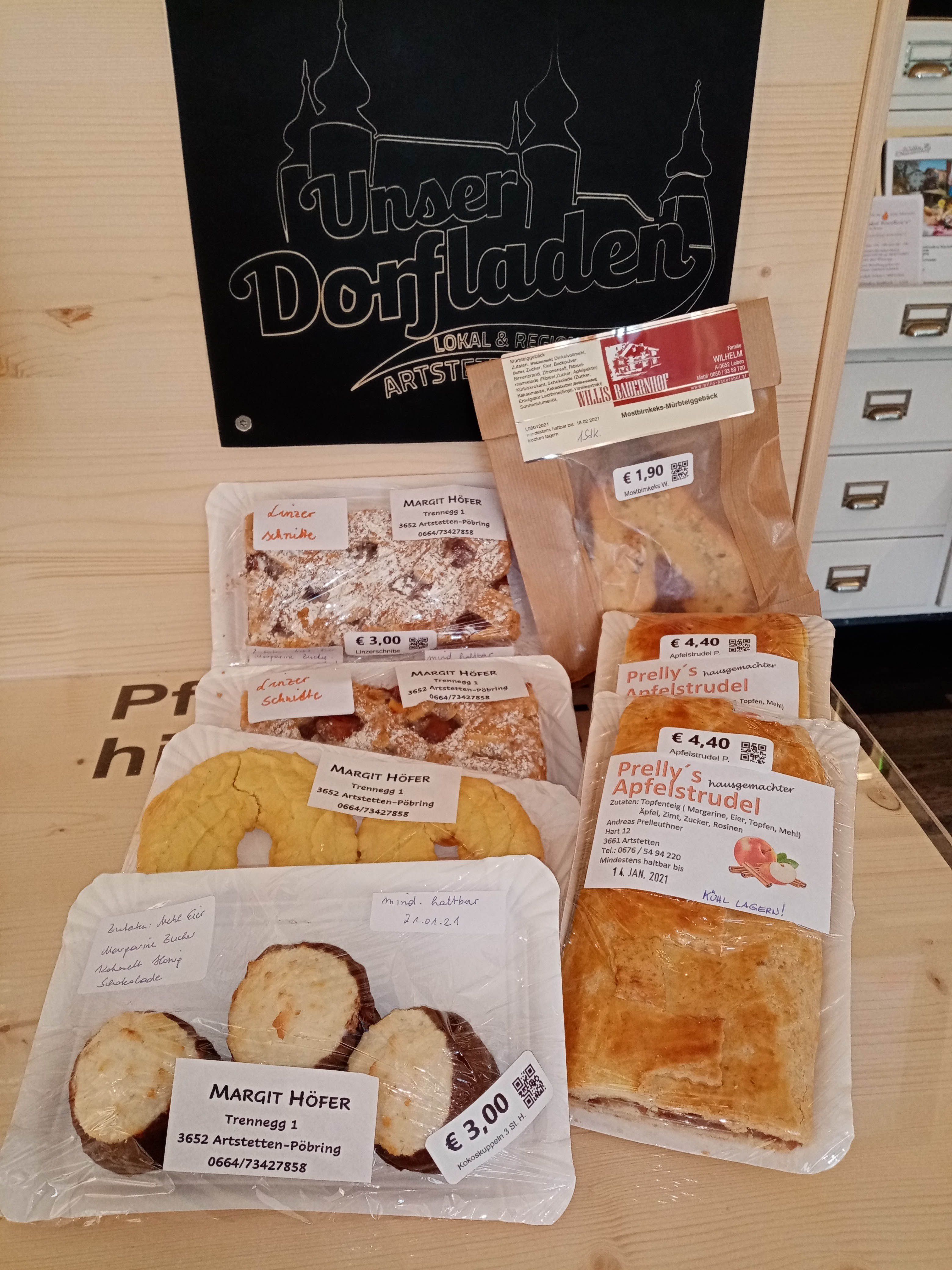 Mehlspeisenangebot im Dorfladen