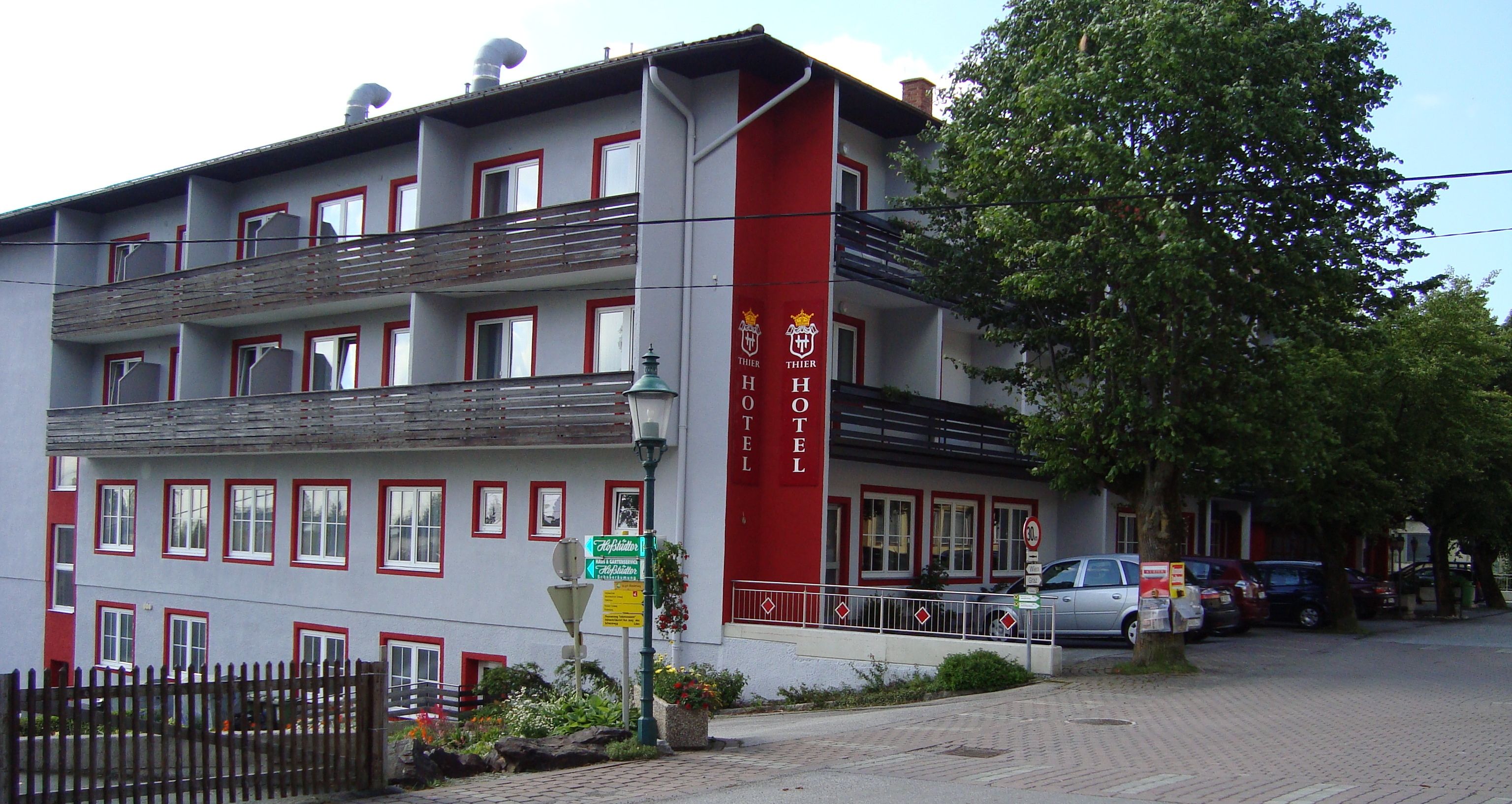 Außenansicht des Hotel Thier mit Balkonen und rotem Schriftzug.