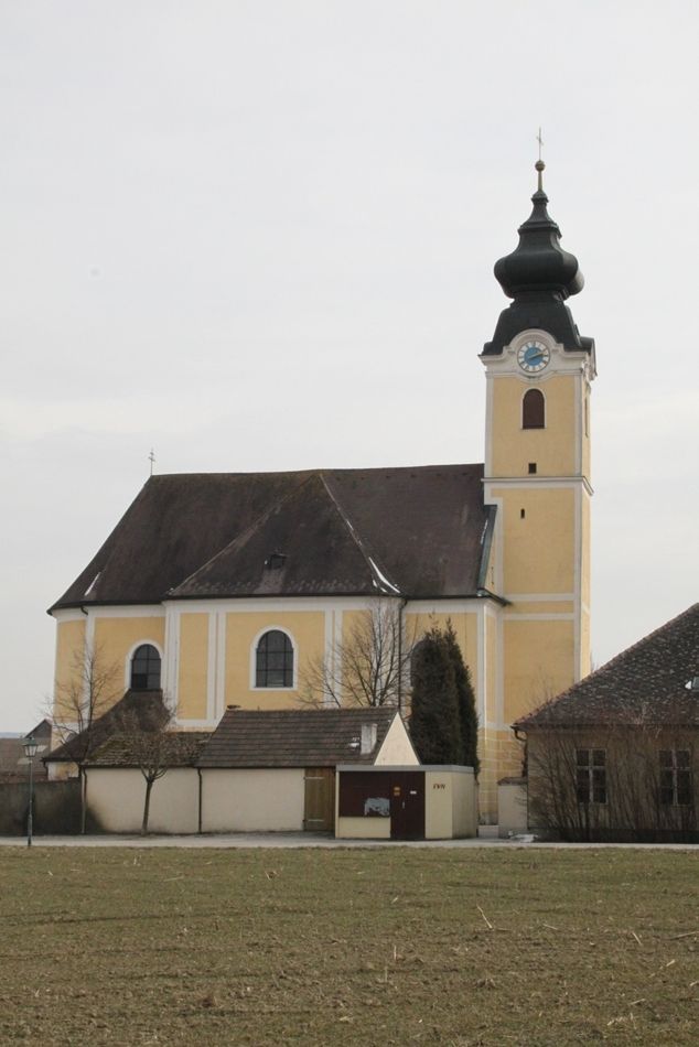 Pfarrkirche Langenrohr mit gelber Fassade und Zwiebelturm.