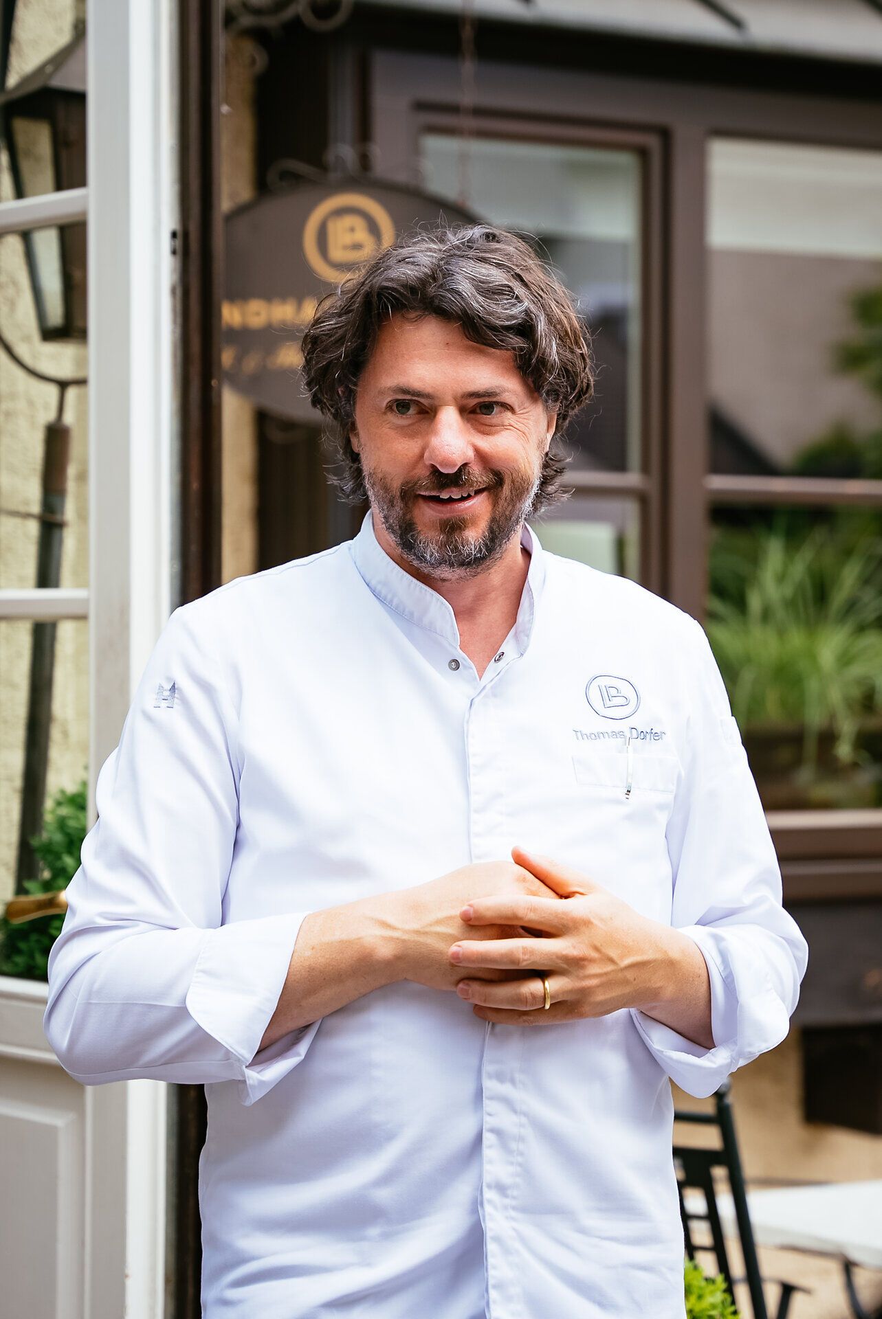 Inmitten der malerischen Landschaft Niederösterreichs strahlt das Landhaus Bacher eine einladende Atmosphäre aus. Die harmonische Verbindung von traditioneller Architektur und modernem Flair lädt dazu ein, die kulinarischen Köstlichkeiten des Hauses zu genießen und die umliegende Natur zu erkunden.