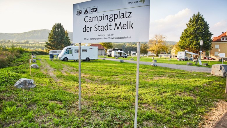 Campingplatz Melk, © Franz Gleiß Campingplatz der Stadt Melk mit Wohnmobilen und grüner Landschaft.