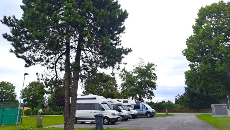 mobilstellplatz-mit-wohnmobilen, &copy; Ottenschlag