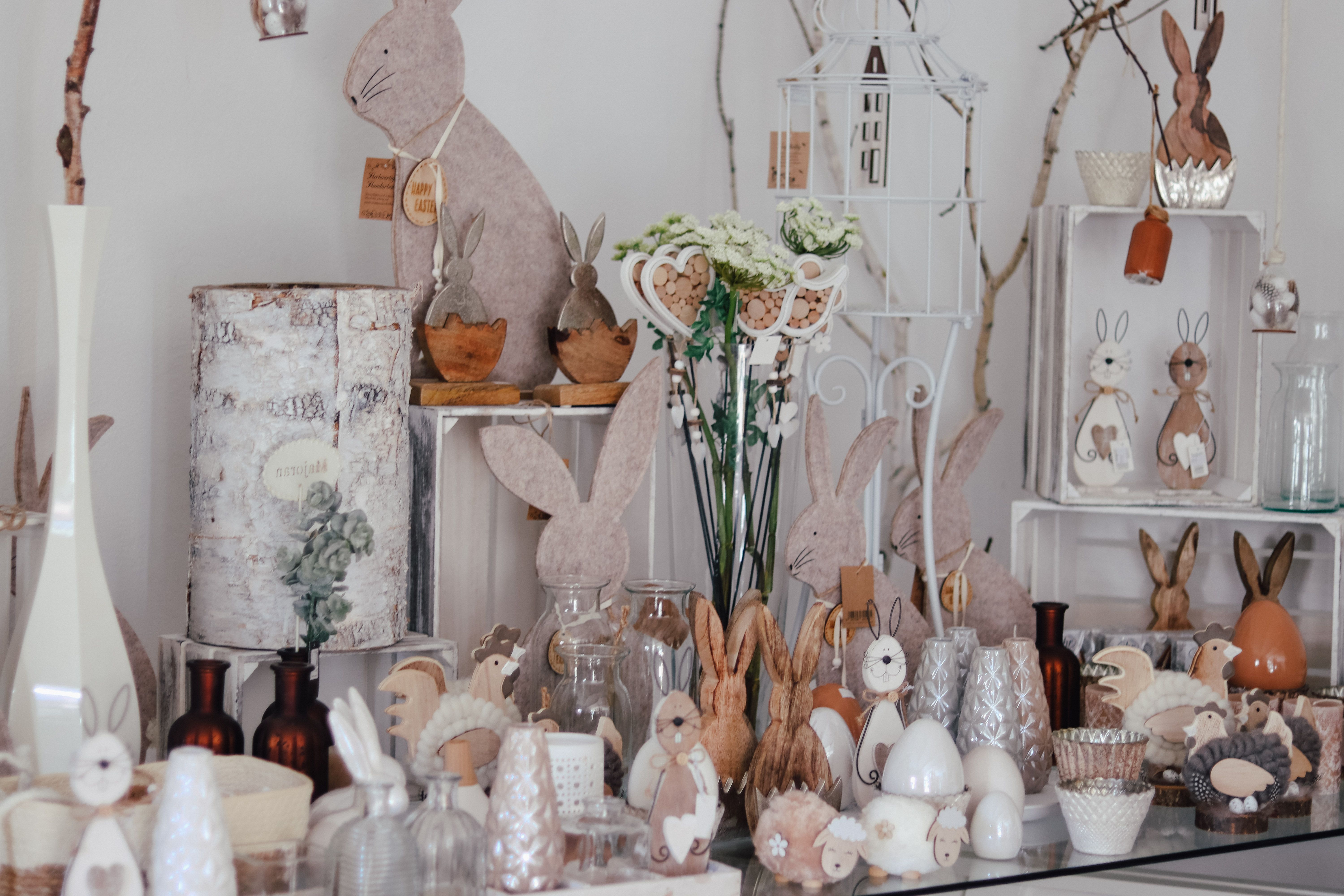 Dekorative Osterhasen und Frühlingsdekoration auf einem Tisch arrangiert.