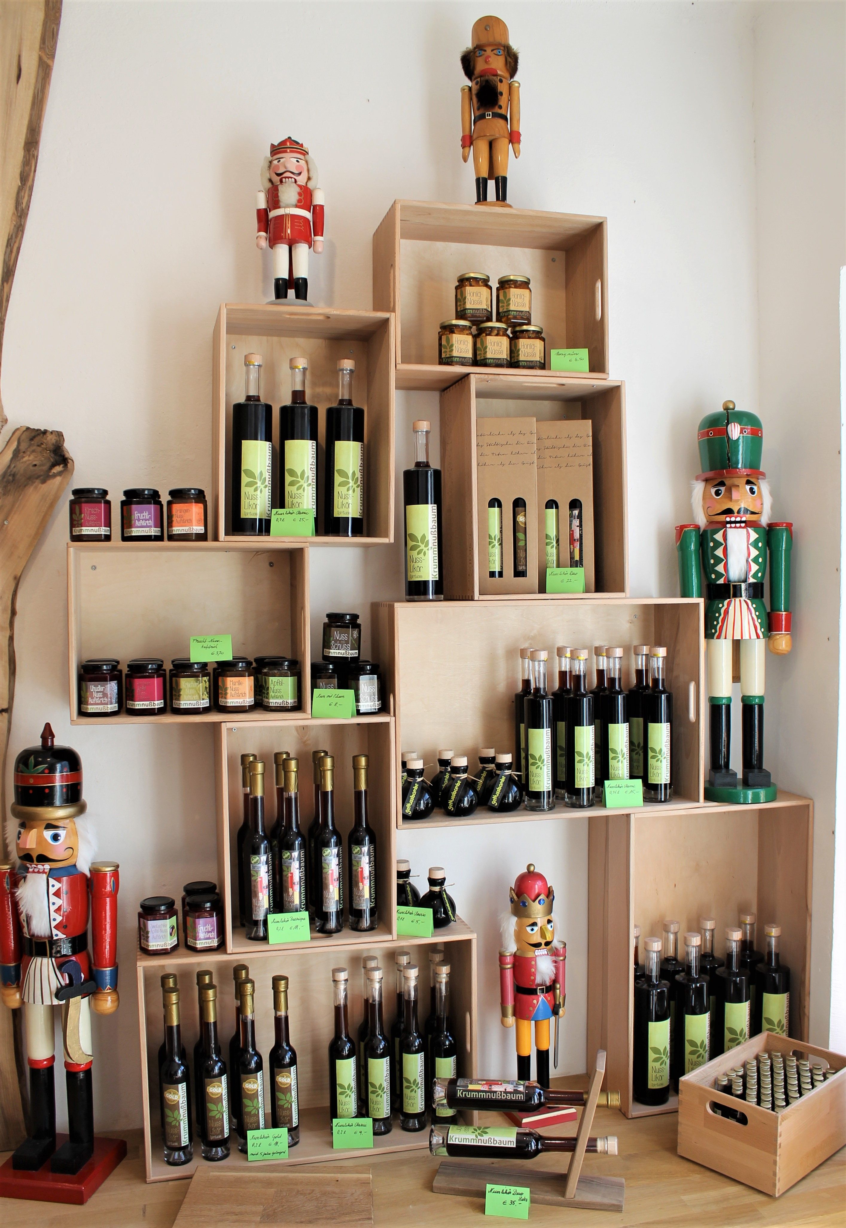 Regal mit Nussprodukten und Nussknackern im Nusseum Krummnußbaum.