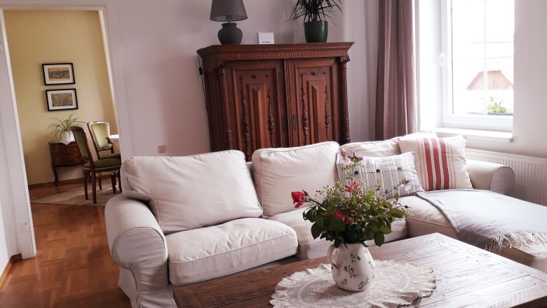 Das Wohnzimmer mit Blick ins Speisezimmer, &copy; U.E.