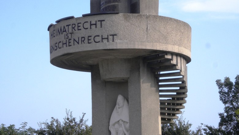 Südmährerdenkmal in Unterretzbach mit Inschrift 'Heimatrecht ist Menschenrecht'.