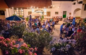 Abendstimmung beim Heurigen, &copy; Winzerhof Keiblinger