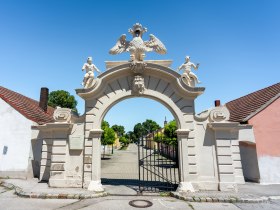 Adlertor Lichtenw&ouml;rth, &copy; Wiener Alpen in Nieder&ouml;sterreich