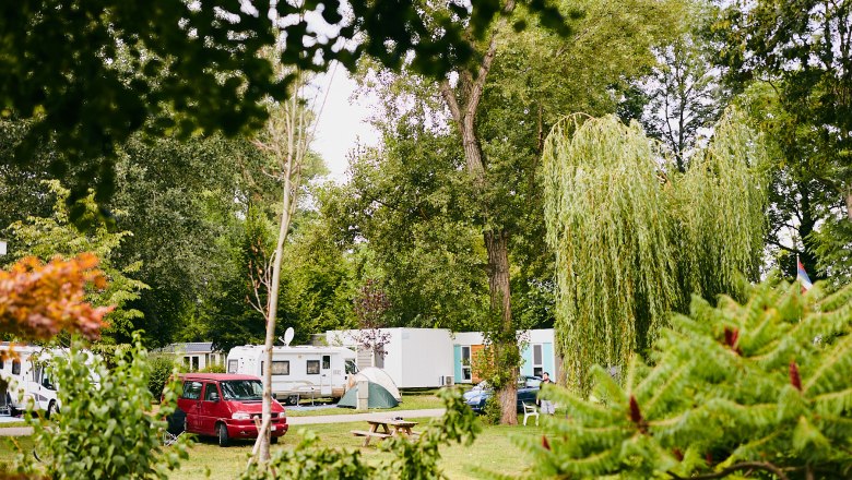 Camping Platz mit Wohnwägen und Wohnmobilen