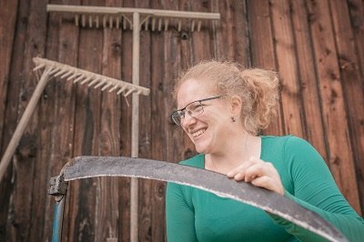 Julia beim Sensen schleifen, &copy; Einkehrhof Poggau