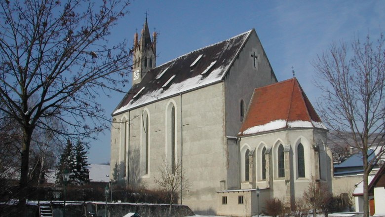 Pfarrkirche Imbach im Winter mit Schnee bedeckt.