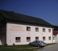 Gasthof Hinterlechner mit geparktem Auto davor.
