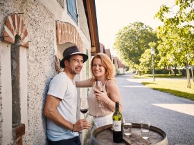 Pärchen in der Kellergasse Arbesthal - VIA.VINUM., © Donau Niederösterreich Tourismus, Andreas Hofer