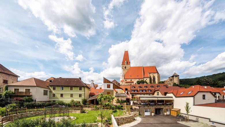 Ansicht von Weißenkirchen in der Wachau mit Kirche und historischen Gebäuden.