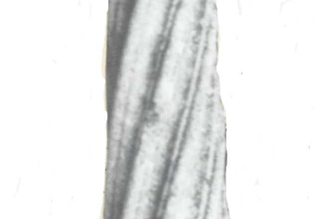 Steinsäule mit gedrehtem Muster und Kreuzmotiv.