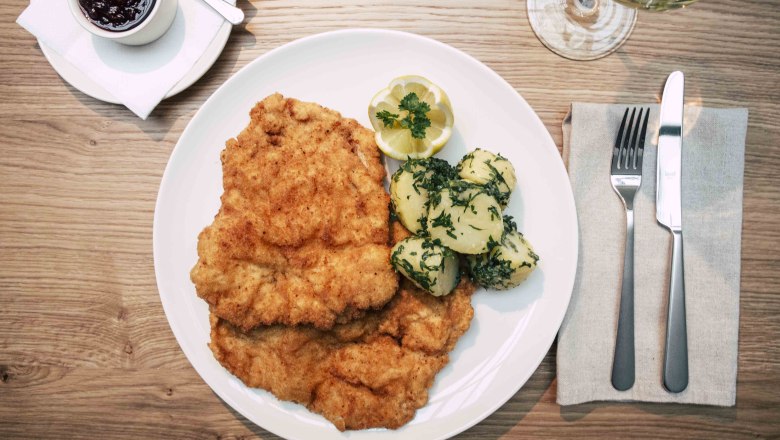 Wiener Schnitzel mit Petersilienkartoffeln und Preiselbeeren.