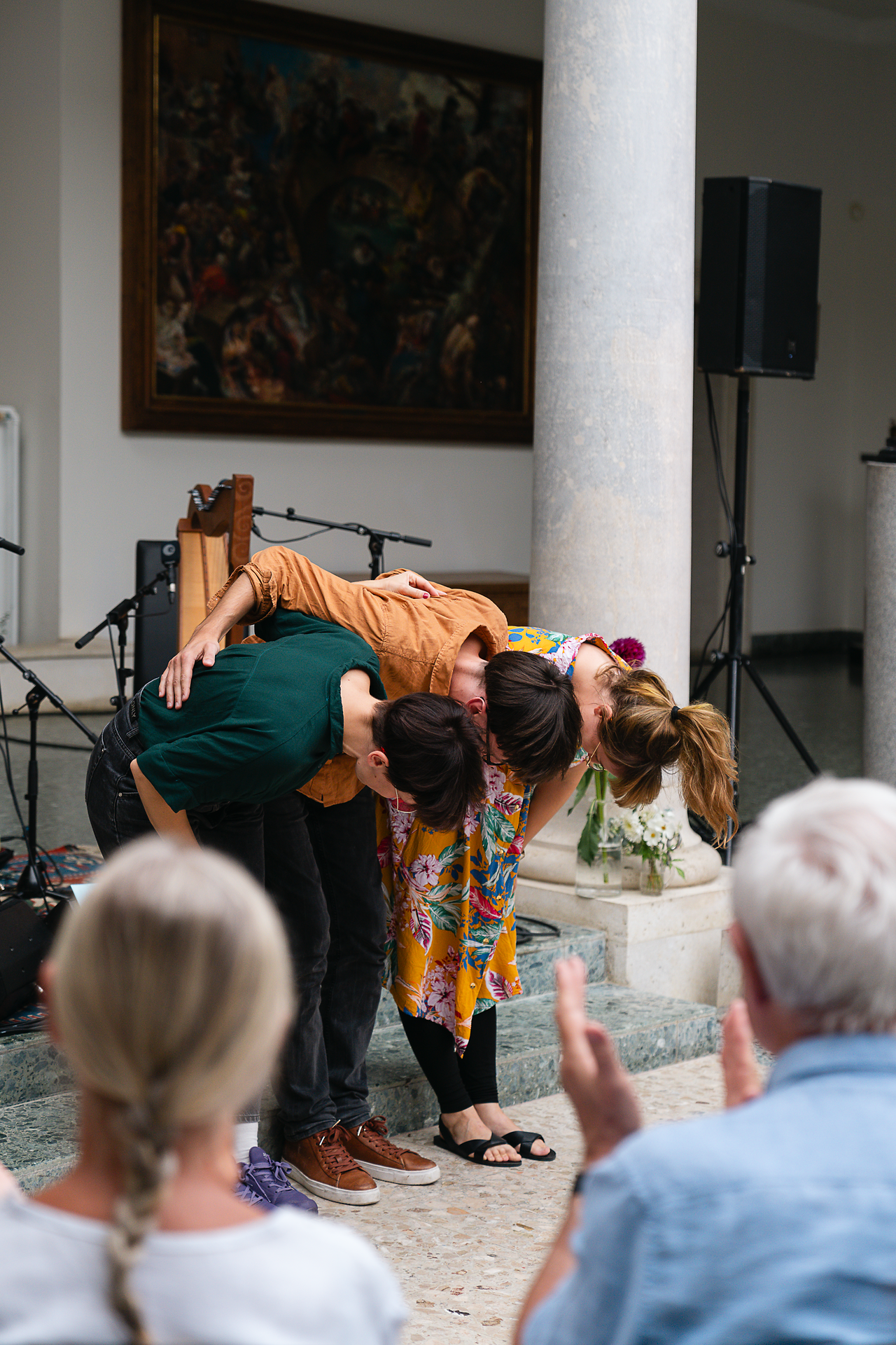 Inmitten einer festlichen Atmosphäre verbeugen sich die Künstler nach einem mitreißenden Auftritt, während das Publikum begeistert applaudiert. Die Klänge der Musik vermischen sich mit dem Duft der umliegenden Weinberge, was die Sinne der Besucher verzaubert. Ein unvergesslicher Abend voller Genuss und Kultur erwartet alle Anwesenden.