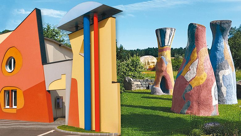 Buntes Gebäude und farbenfrohe Skulpturen im Freien.