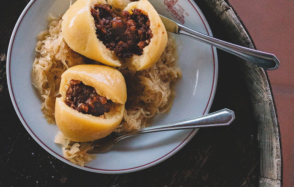 Genießen Sie die herzliche Atmosphäre im Gasthof zur Eiche, wo traditionelle Waldviertler Küche auf Sie wartet. Die köstlichen Grammelknödel, umgeben von einem Bett aus zartem Sauerkraut, laden zu einem unvergesslichen kulinarischen Erlebnis ein. Hier wird Gastfreundschaft großgeschrieben und jeder Bissen erzählt von der reichen Wirtshauskultur Niederösterreichs.