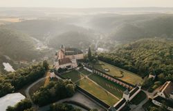 Blick vom Schloss Rosenburg über das Waldviertel im Morgenlicht