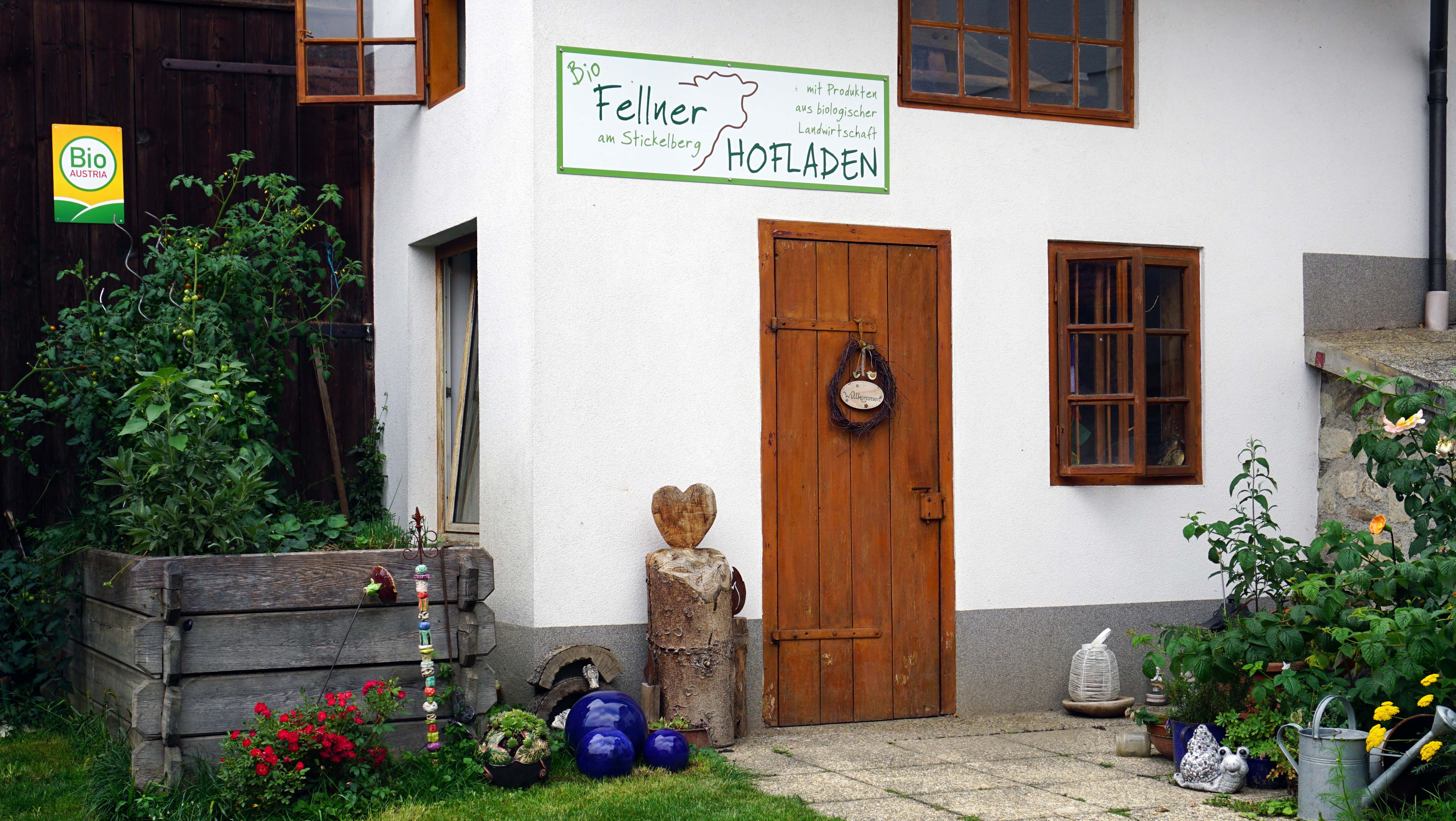 Hofladen vom Biohof am Stickelberg mit Holztür und Pflanzen.