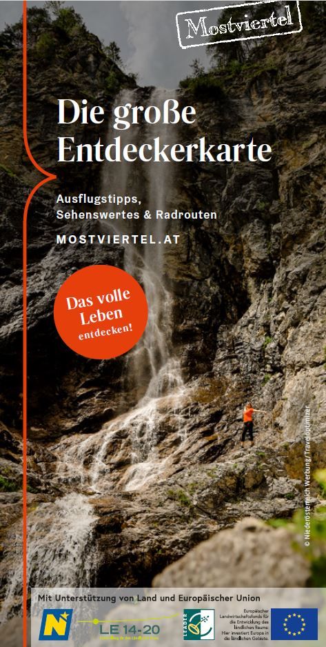 Coverbild: Eine Person steht vor dem Wasserfall "Mirafall" im Naturpark Ötscher-Tormäuer. 