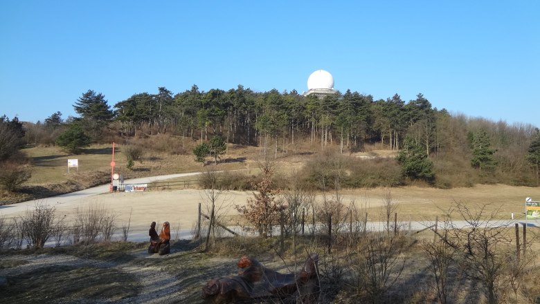 Blick auf den Buschberg mit Radarkugel, © Gemeinde Gnadendorf