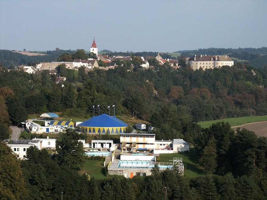 Landschaft mit Zirkuszelt, Kirche und Schloss in Drosendorf.