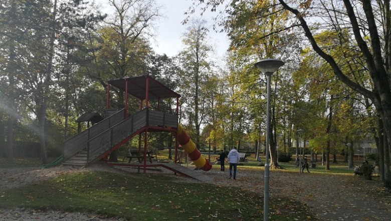 Spielplatz mit Rutsche und B&auml;umen im Hammerpark.