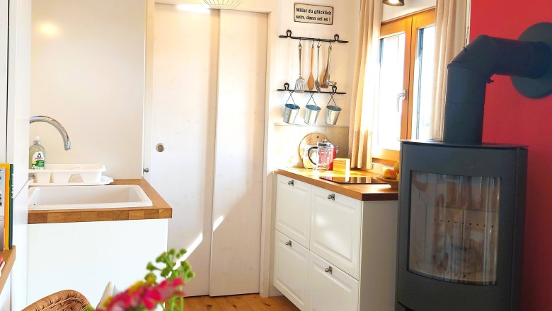 Mrs.Green Blick von Esstisch in K&uuml;che, &copy; Nina Susanne Himmelmaier