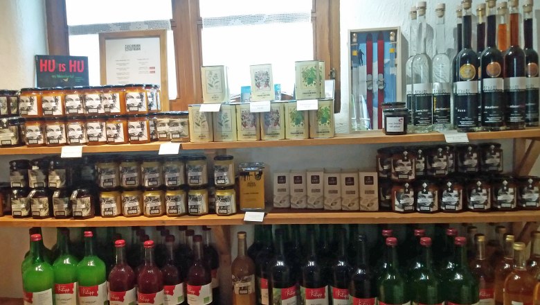 Regale mit Marmeladen, Getr&auml;nken und anderen Produkten in einem Laden.