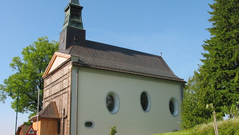 Hl. Anna Kirche in Puchenstuben mit gr&uuml;nem Umfeld und blauem Himmel.
