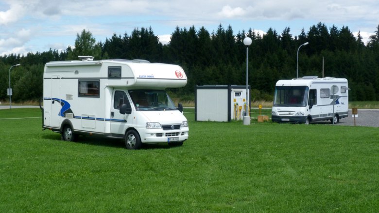 Wohnmobile auf unserem Abstellplatz, © Familie Mayrhofer Wohnmobile auf unserem Abstellplatz, © Familie Mayrhofer