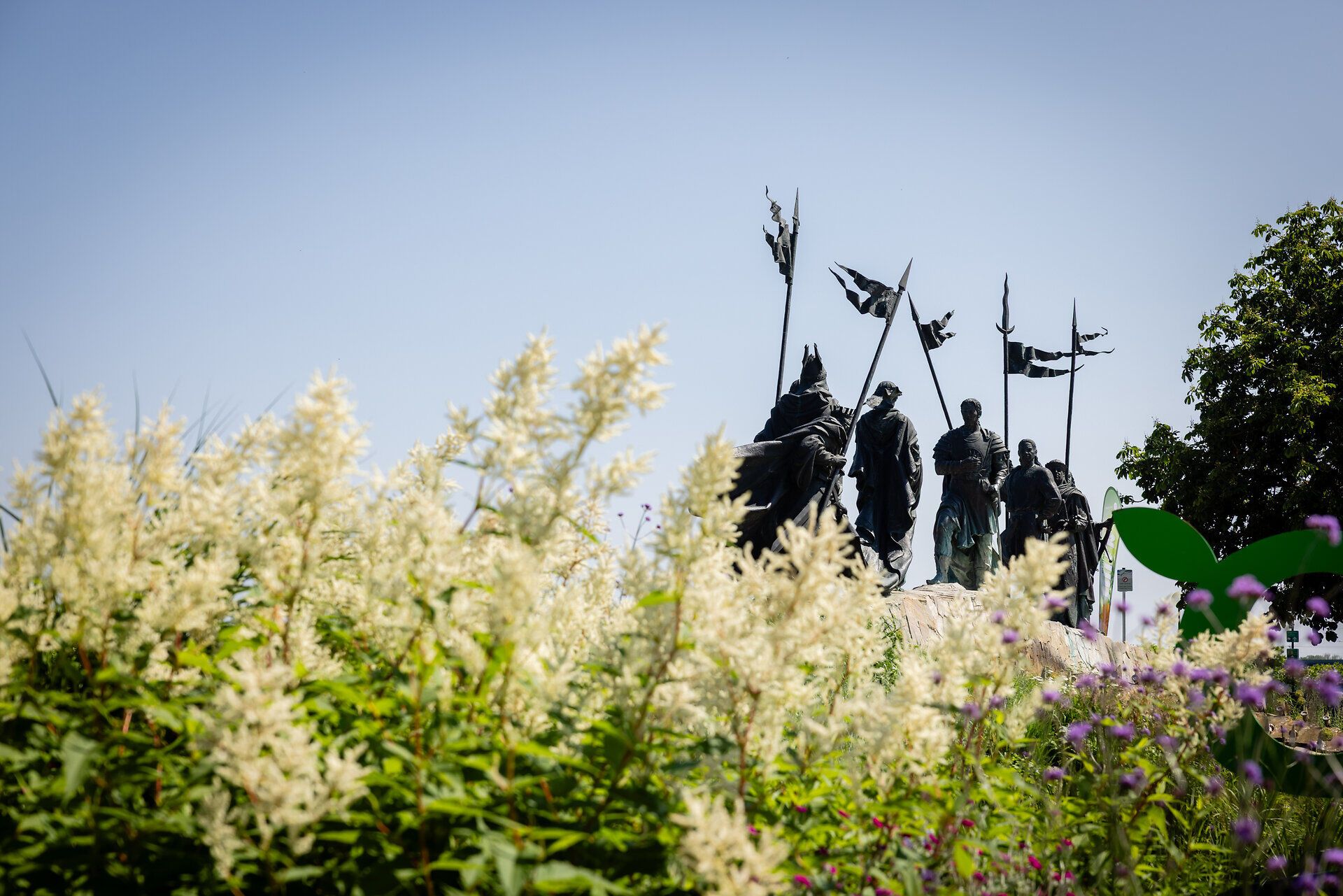 Nibelungendenkmal, davor blühende Büsche