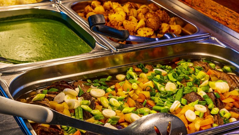 Buffet mit verschiedenen Speisen in Edelstahlbeh&auml;ltern.