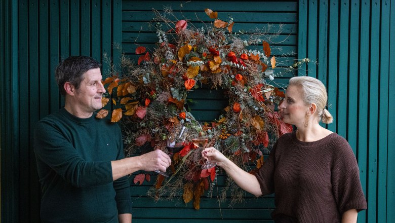 Die Besitzer des Weinguts beim Eingangsportal
