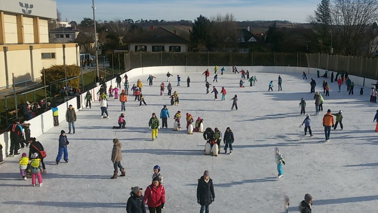 Menschen beim Eislaufen auf einem Freiluft-Eislaufplatz in Wolkersdorf.